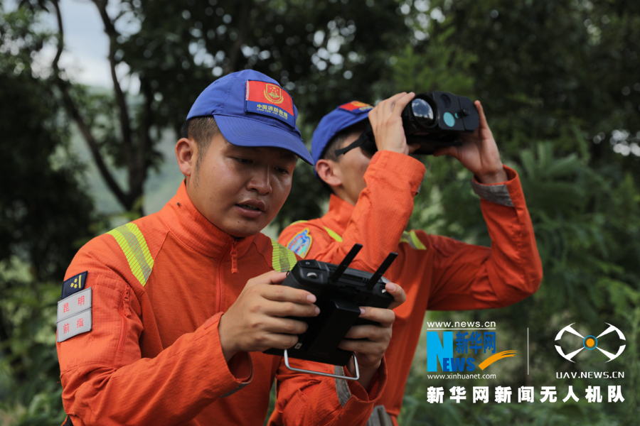 张斯捷和同事在监测野象(摄于7月30日.新华网 刘东 摄