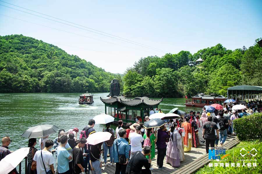 飞阅中国武汉木兰天池森林公园山水如画游人如织