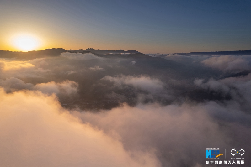 航拍湖北省襄阳市保康县云海景观 新华网发 陈泉霖摄