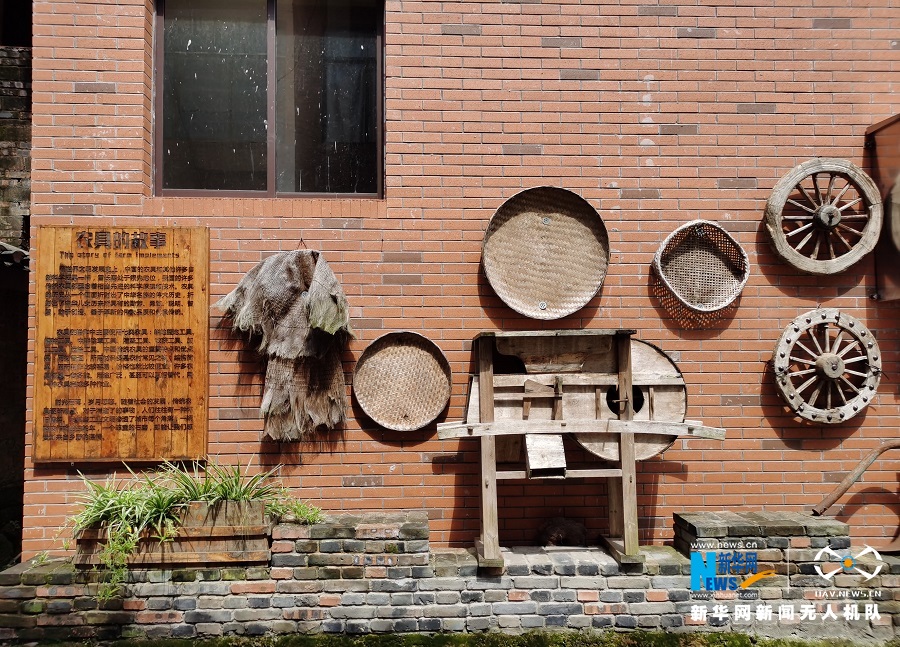 村里还建起了文化墙,讲述农具的故事.