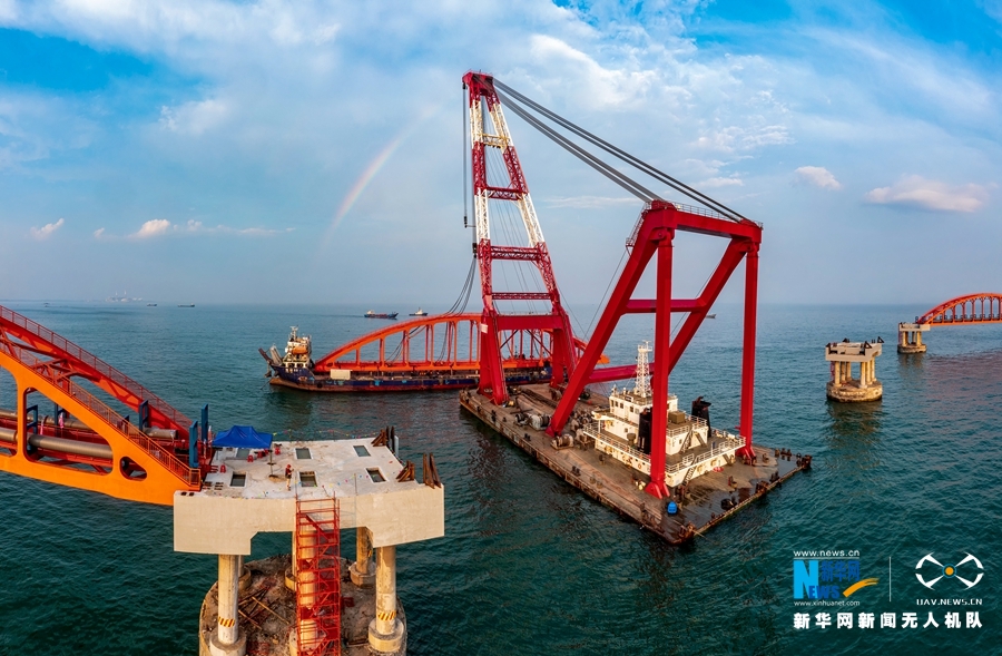 惠来原油码头钢引桥施工单位采用3000吨起重船执行泊位处钢引桥蛋装