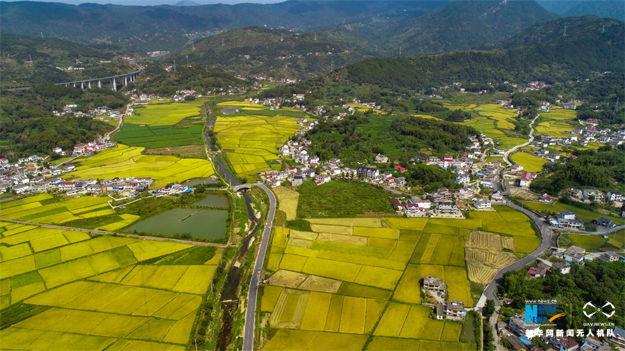 近日,航拍安徽省安庆市岳西县温泉镇东营村,西营村的田园风光.
